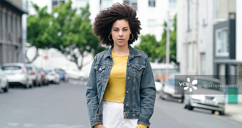 城市街道上的拉丁裔女子肖像图片素材