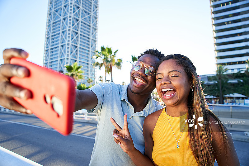 黑人情侣的快乐假日自拍图片素材