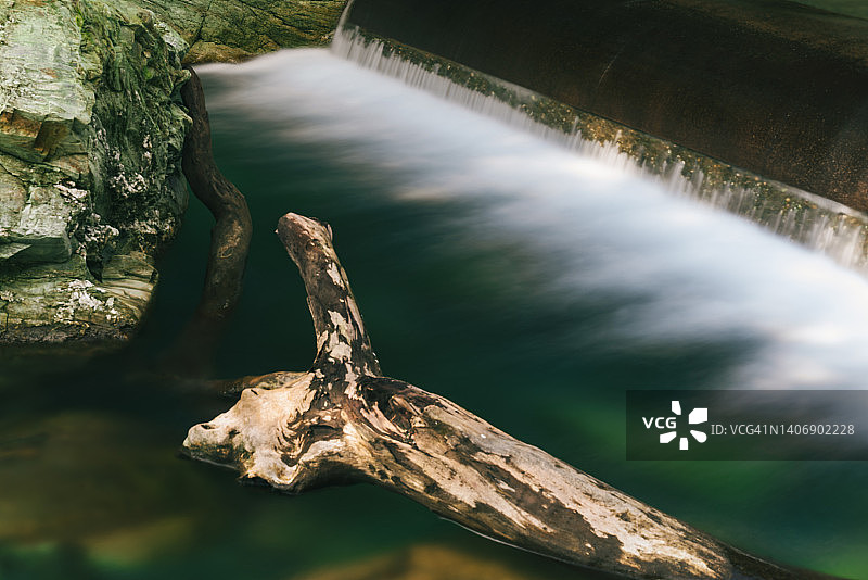 中国台湾太鲁阁的梦幻般清澈的溪水与大理石峡谷图片素材