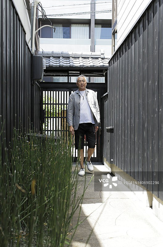 日本京都宾馆年长男游客图片素材