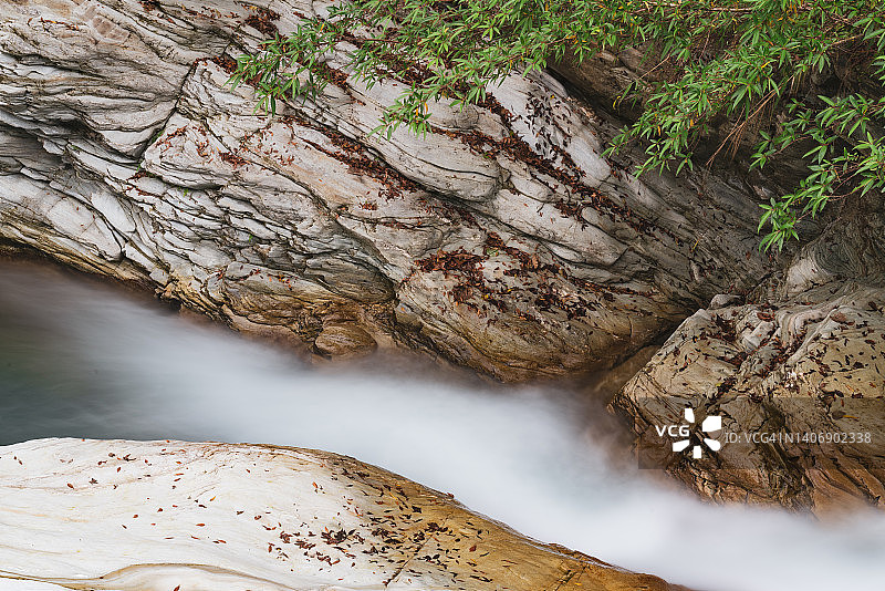 中国台湾太鲁阁的梦幻般清澈的溪水与大理石峡谷图片素材