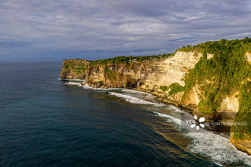 印度尼西亚巴厘岛乌鲁瓦图悬崖航拍图片素材