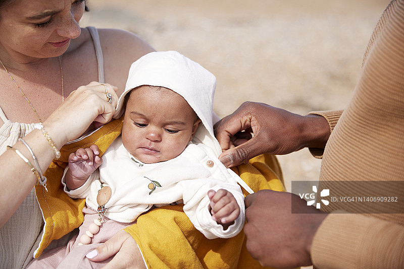 父母在海滩上照顾年幼的女儿，享受公路旅行图片素材