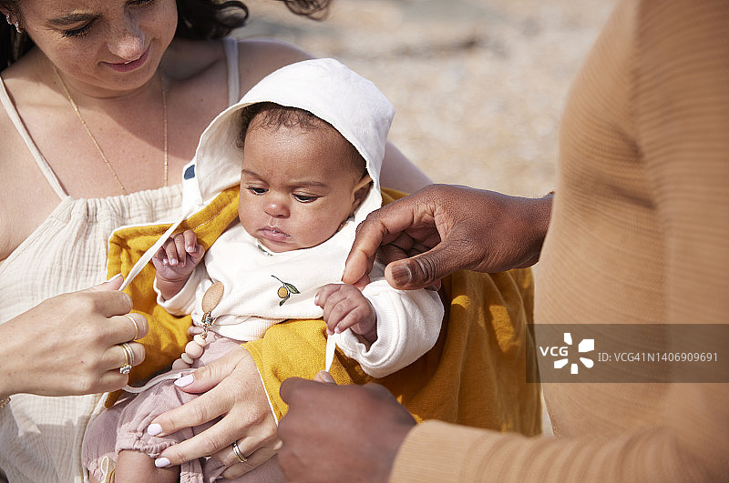 父母在海滩上照顾年幼的女儿，享受公路旅行图片素材