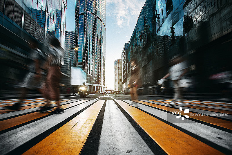 现代市中心人行横道上的行人图片素材