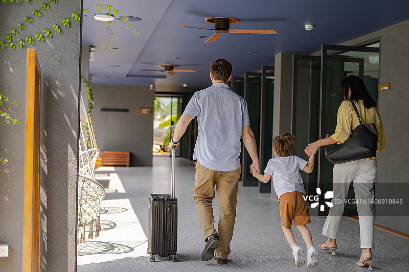 即将到来的假期的激动人心的家庭旅行。图片素材