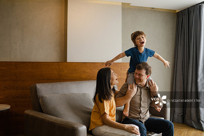 幸福的家庭一起度假图片素材