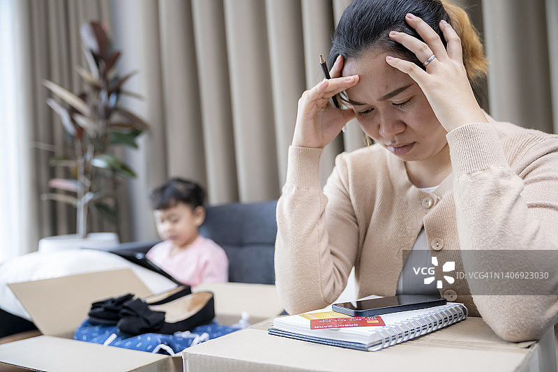 年轻母亲在线购物时信用卡出现问题图片素材