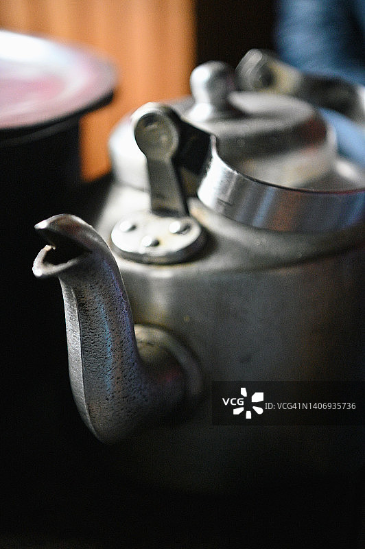 桌子上的旧茶壶图片素材