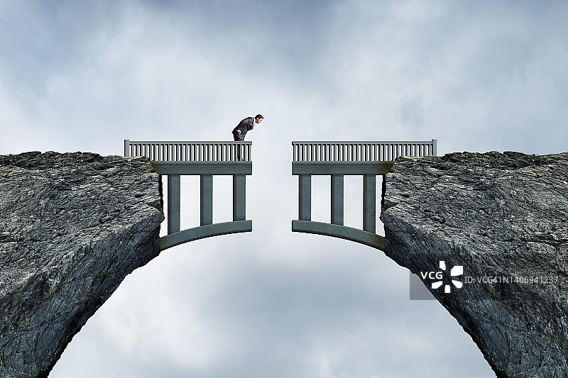 男人看着断桥上的缺口图片素材