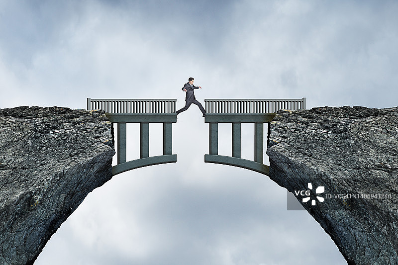 男人跨过断桥图片素材