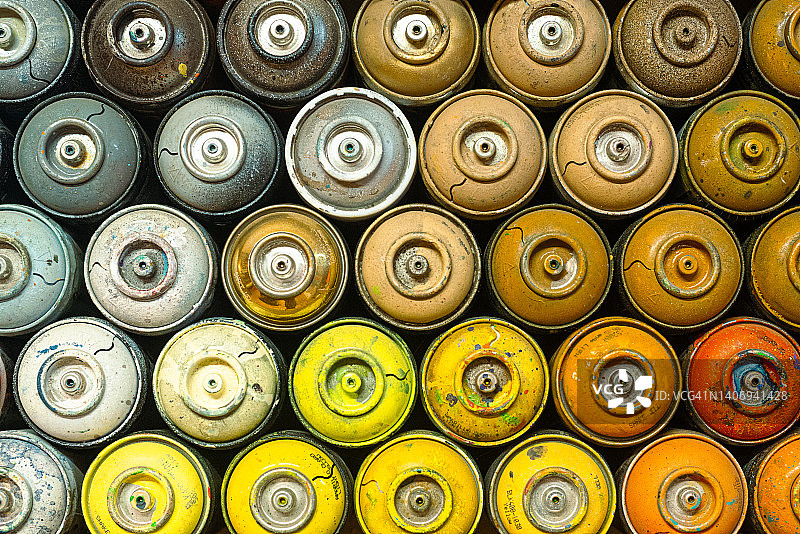 彩色背景—堆叠的喷漆罐图片素材