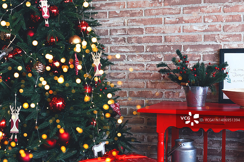 装饰过的圣诞树一角：新年圣诞装饰图片素材