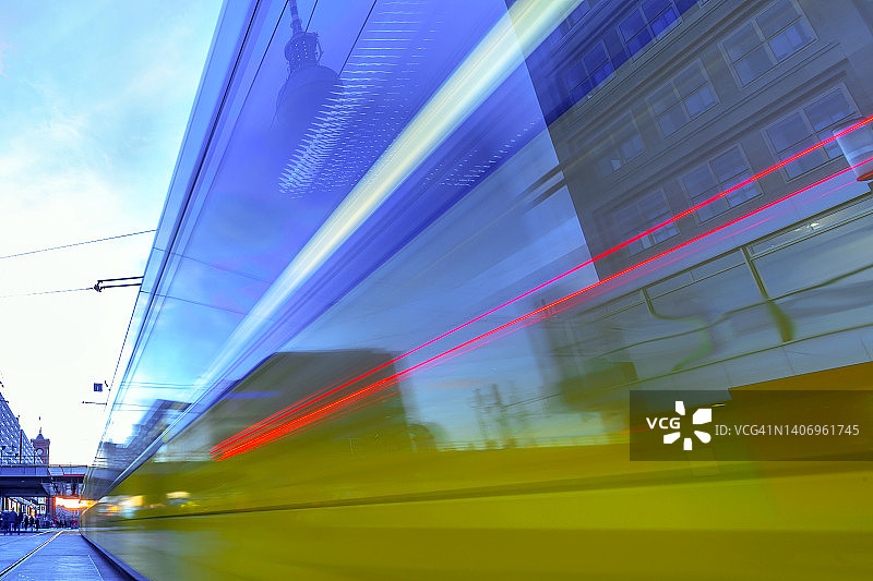 亚历山大广场的快速有轨电车（德国柏林）图片素材