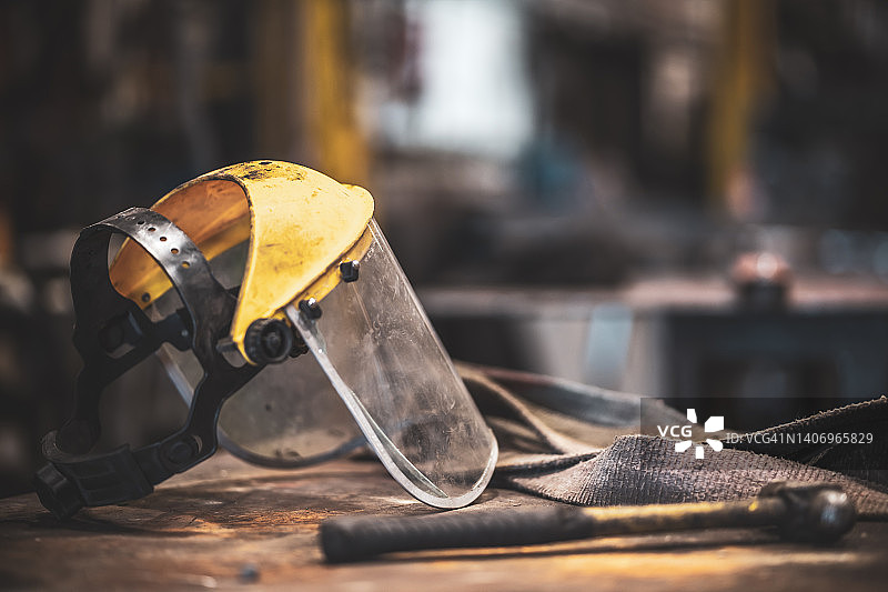 工作台上的盾牌和锤子图片素材