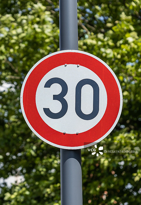 限速30公里/小时的街道标志图片素材