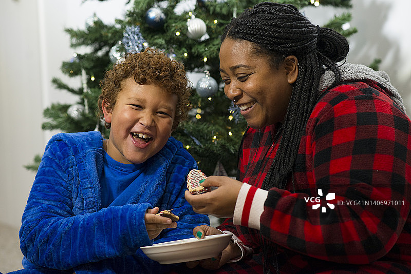 和妈妈一起制作圣诞饼干图片素材