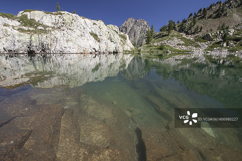 山间湖泊中倒映着夏日天空图片素材