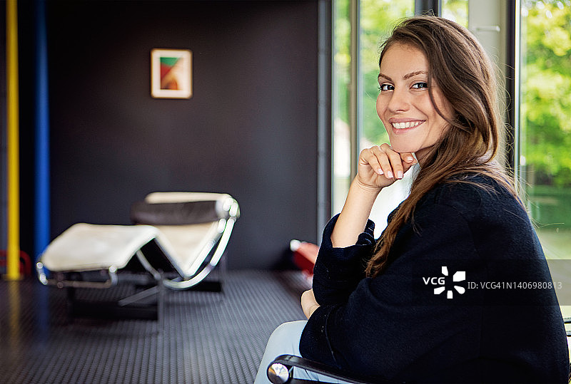 理疗师在办公室的肖像图片素材