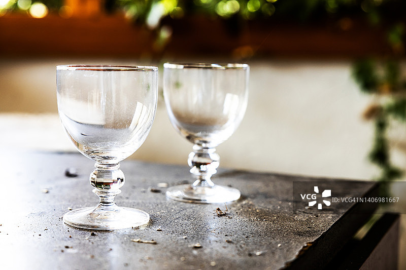 桌子上的两个空玻璃杯图片素材