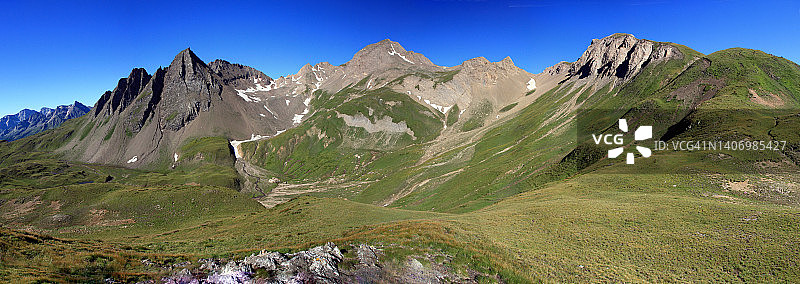 陡峭山峰上的绿色草甸高原景观图片素材