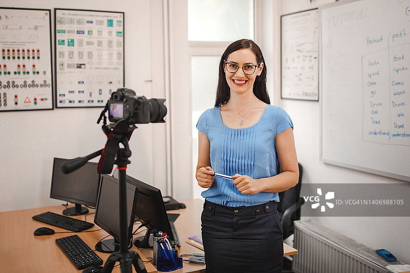 年轻女教师正在上网课图片素材