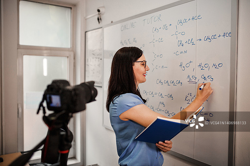 年轻女教师进行在线授课图片素材
