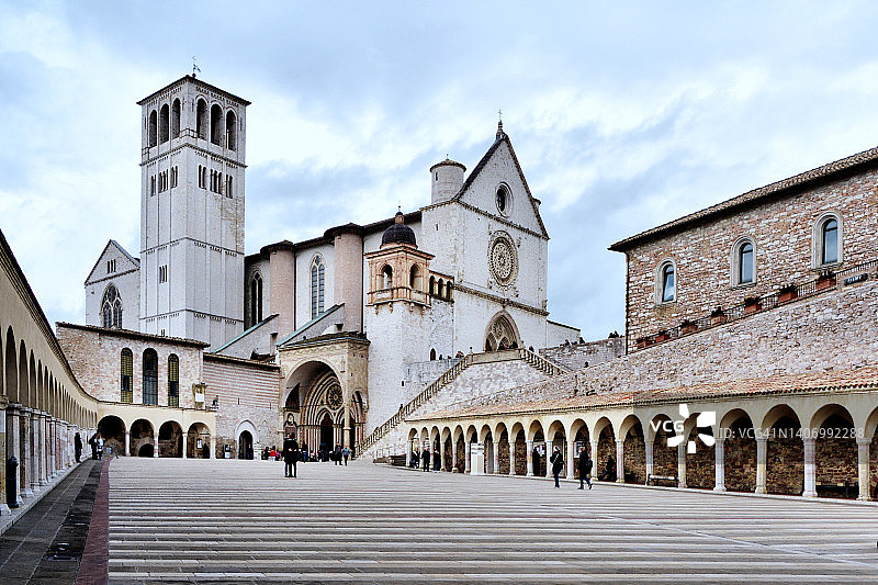 阿西西大教堂广场图片素材