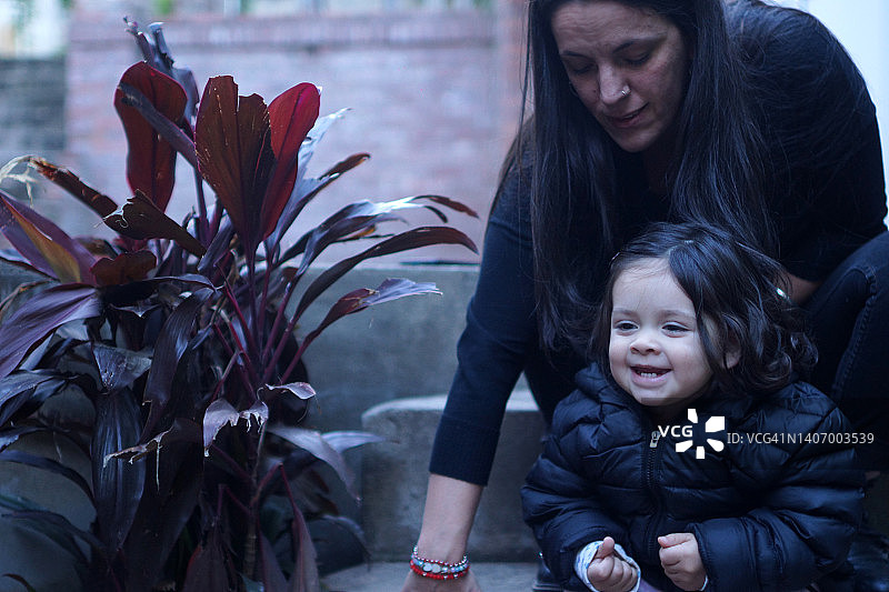 母亲和她的女儿图片素材