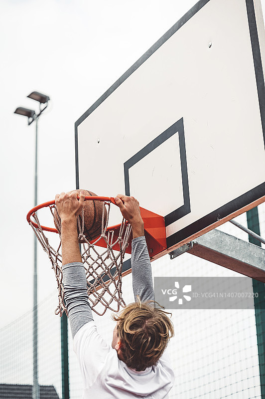 男人扣篮图片素材
