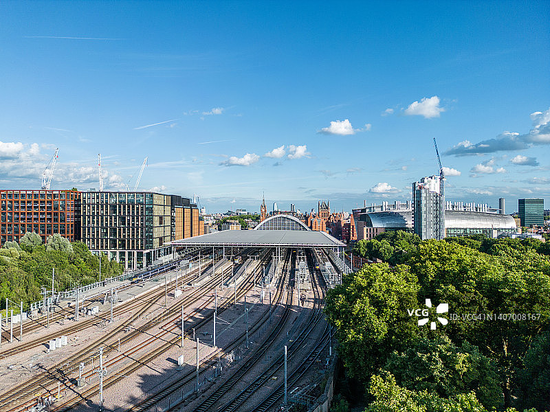 无人机视角下的伦敦：圣潘克拉斯国际火车站上空图片素材