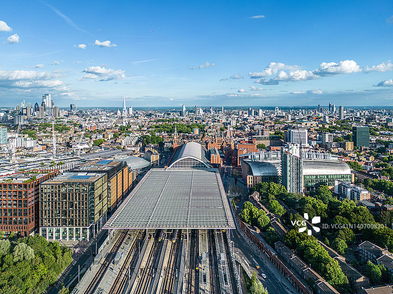 无人机视角下的伦敦：圣潘克拉斯国际火车站上空图片素材