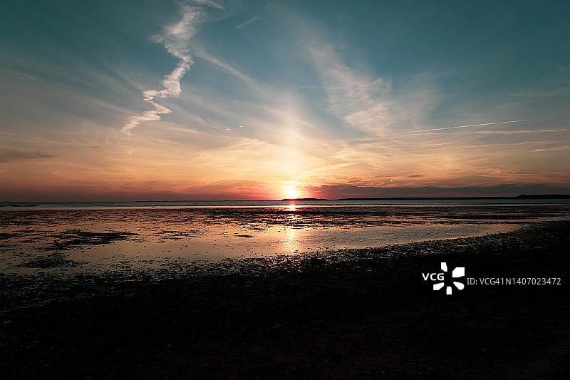 科德角海滩上的壮丽日落图片素材