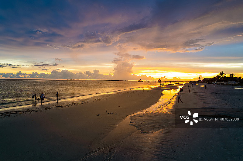 日落时分的迈尔斯堡海滩与码头图片素材