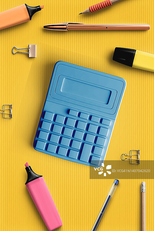 返校季概念：黄色背景中的办公用品和计算器图片素材