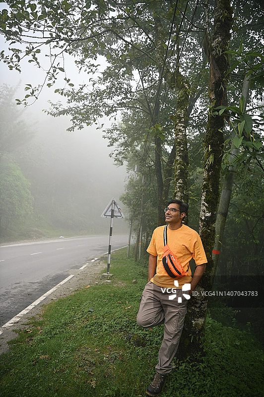 雾天站在路边的男人图片素材