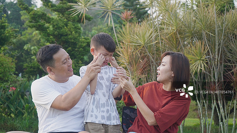 在户外哭泣的孩子图片素材