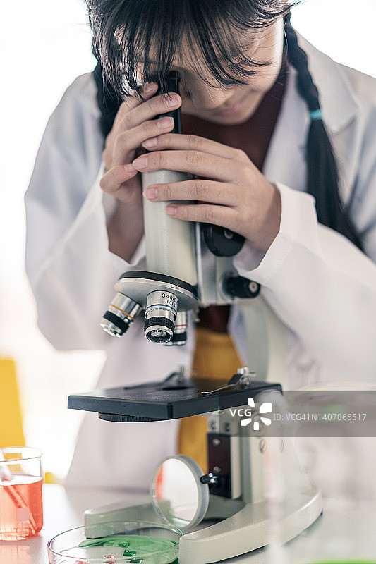 学生在课堂实验室学习科学图片素材