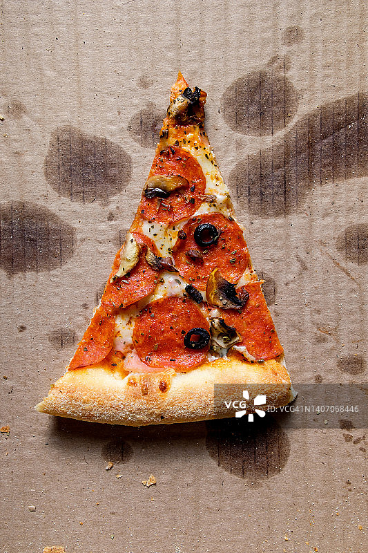 美味的意大利披萨：外卖披萨盒装，白色背景。番茄、意大利辣香肠、培根和奶酪披萨切片，不健康的生活方式快餐理念。图片素材