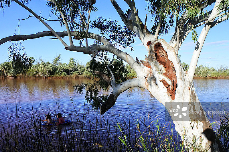 在西澳大利亚内陆的米尔斯特里姆奇切斯特河上漂浮的澳大利亚姐妹图片素材
