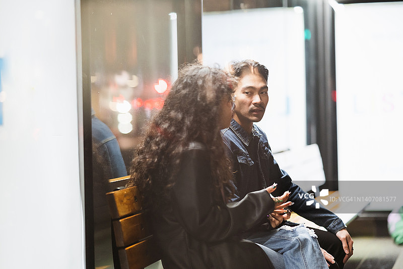 在长椅上等候的旅客图片素材