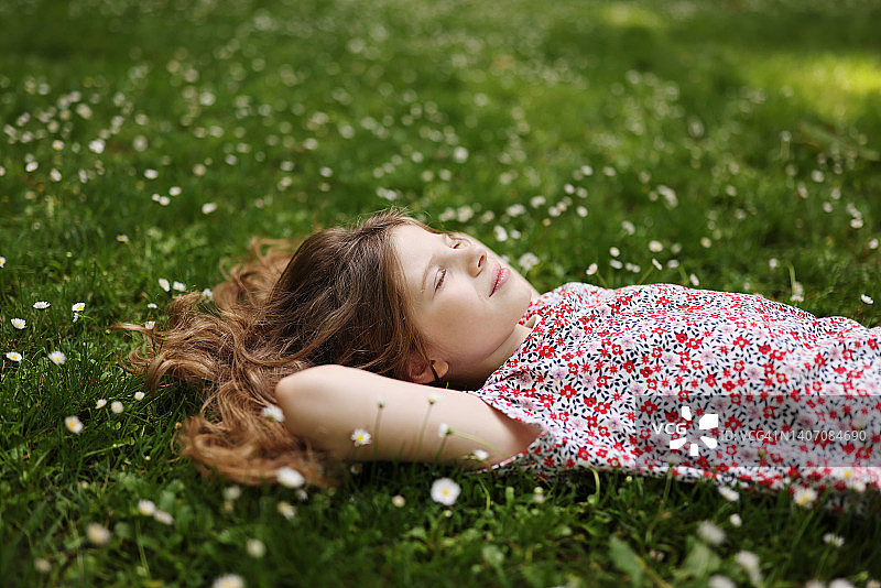 躺在草地上的9岁女孩肖像图片素材