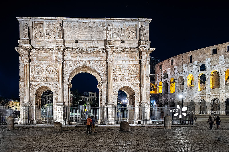 夜幕下的君士坦丁凯旋门图片素材