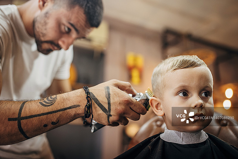 在理发店理发的可爱的的小男孩图片素材