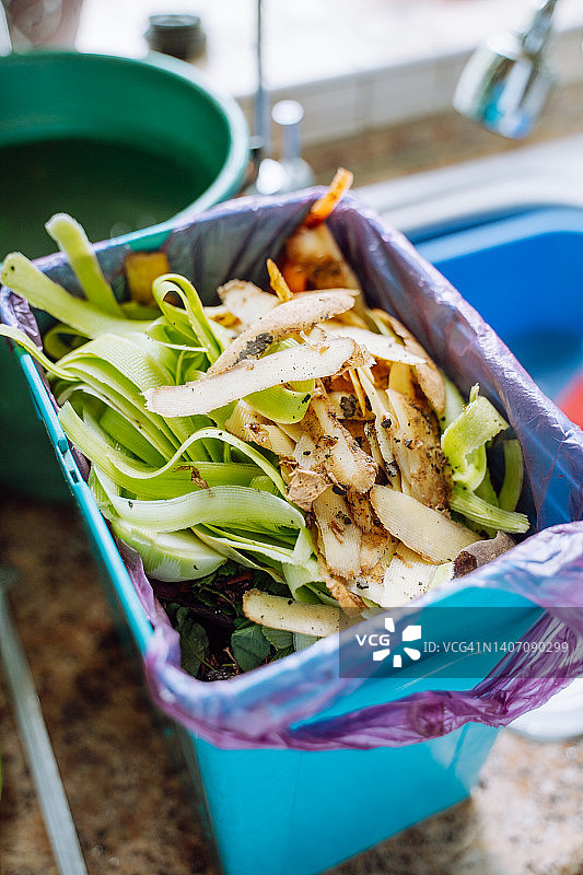 午餐或晚餐后厨房垃圾桶里的食物残渣图片素材