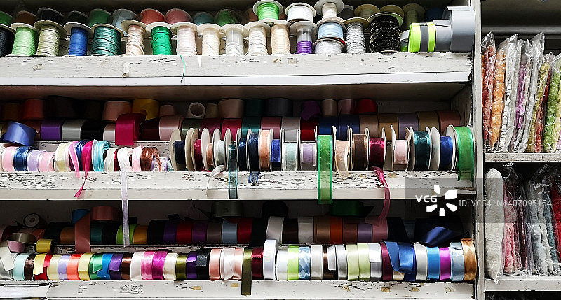 木架上排列着管装彩色丝带图片素材