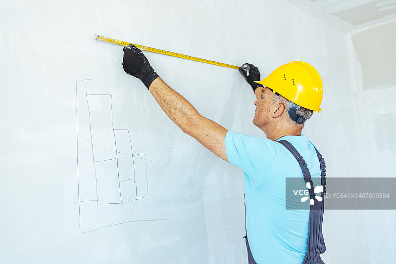 建筑师在现场测量空间图片素材