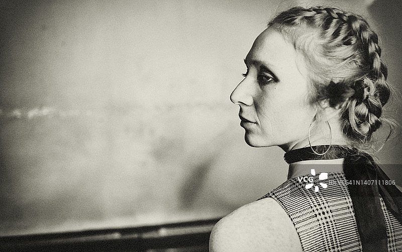 戴着项圈的女人图片素材