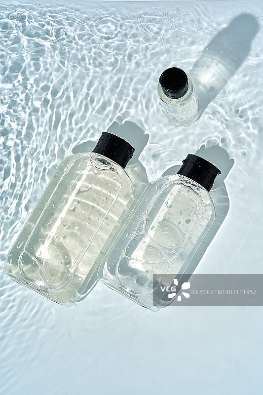 浴缸中的沐浴露、洗发水和卸妆水图片素材