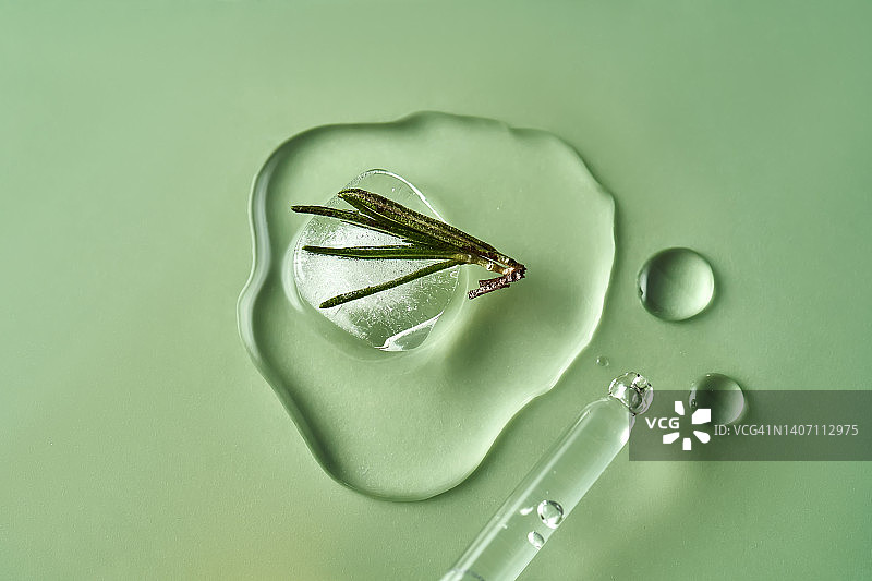 含迷迭香的融化冰块，完美展示含迷迭香成分的化妆品图片素材